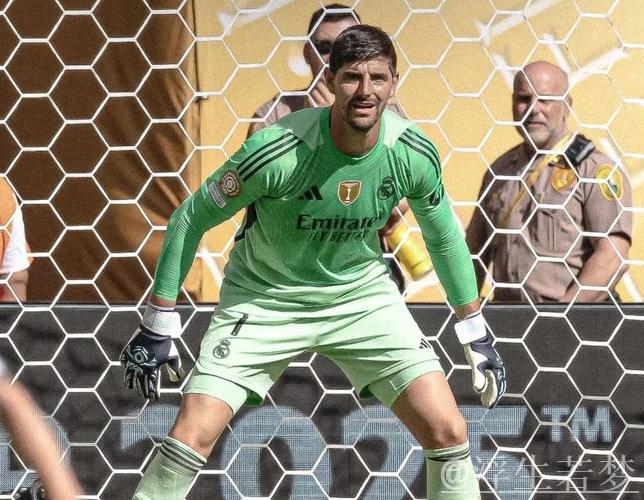 33岁足坛名将爆发:单场10次神级扑救助皇马取胜,赛后怒批队友 33岁足坛名将爆发:单场10次神级扑救助皇马取胜,赛后怒批队友