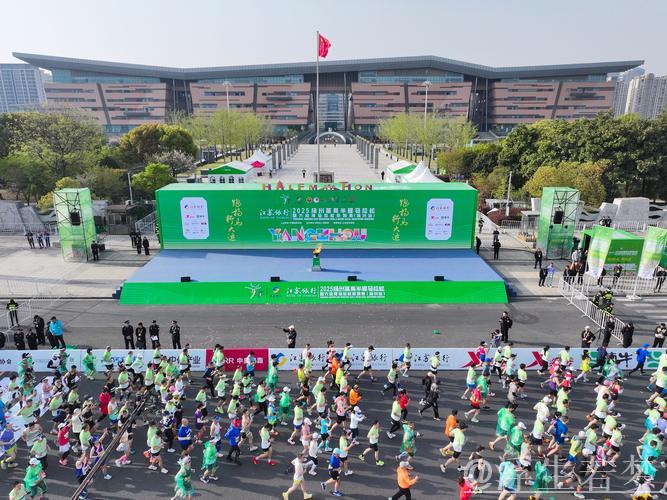 2025扬州鉴真半程马拉松燃情起跑